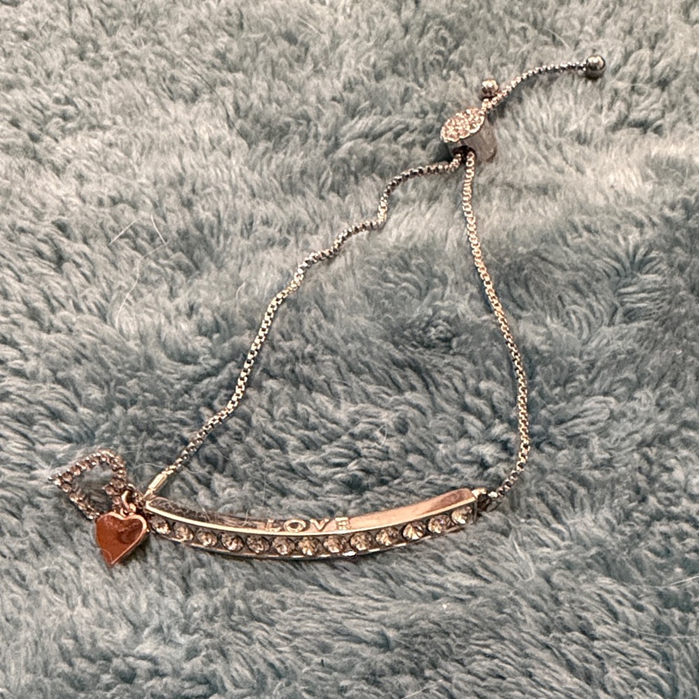 Chic Silver Bracelet with Heart Charm